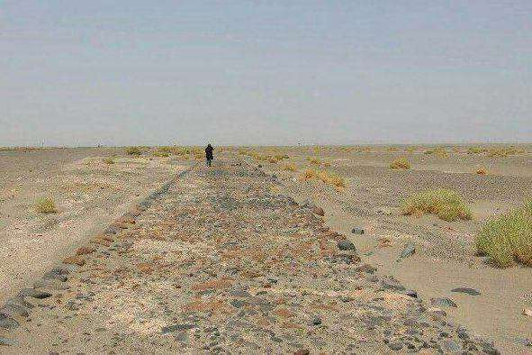 طوفان در کویر کرمان بقایای یک جاده تاریخی سنگفرش شده مربوط به دوره اشکانی را نمایان کرد